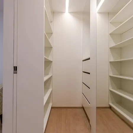 Apartment Huswell - Spacious With Parking On Prime Location *