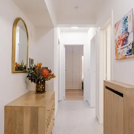 Huswell - Spacious With Parking On Prime Location Apartment *