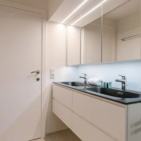 Huswell - Spacious With Parking On Prime Location