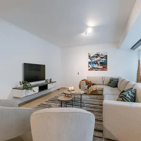 Huswell - Spacious With Parking On Prime Location *