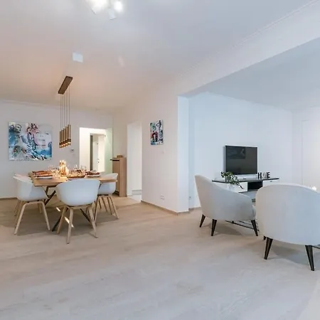 Huswell - Spacious With Parking On Prime Location Appartement *